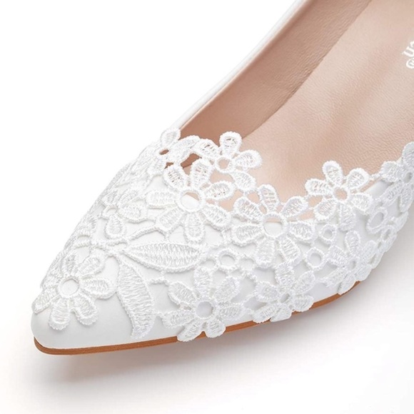 Ivory Lace Leather Low Heels, Size 9 (42) - Picture 4 of 12